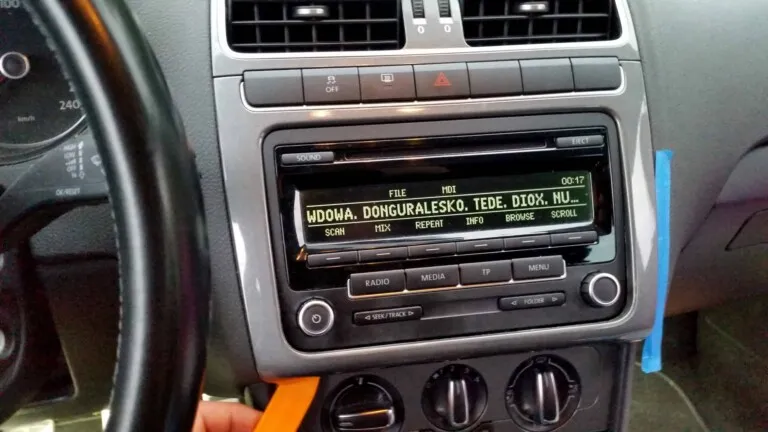 Removing dash panel middle trims