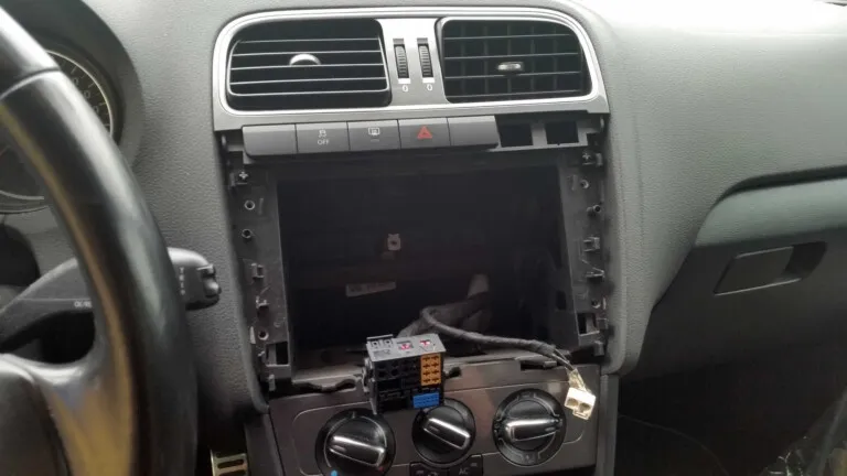 Removing radio units/radio navigation systems