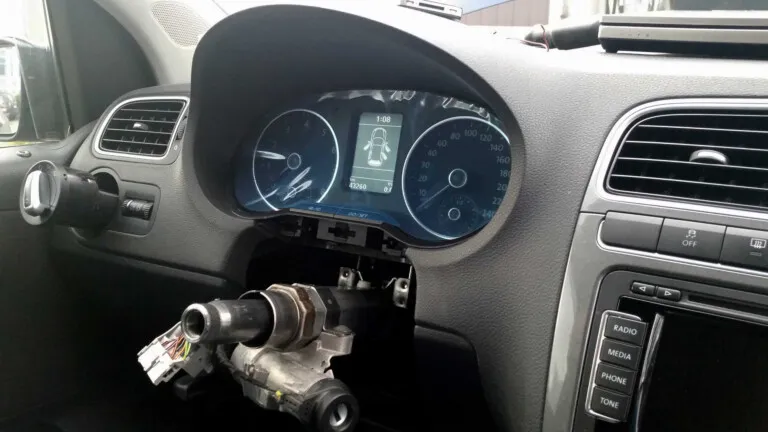 Demontaż przełącznika świateł, regulatora i przełącznika regulacji zasięgu reflektorów oraz regulatora podświetlenia przyrządów