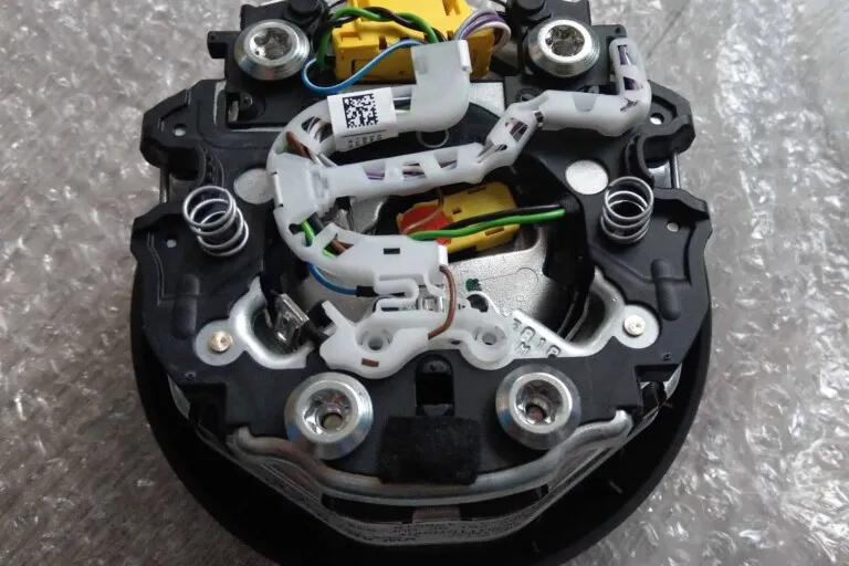 Pictures of the wirings from the driver’s airbag