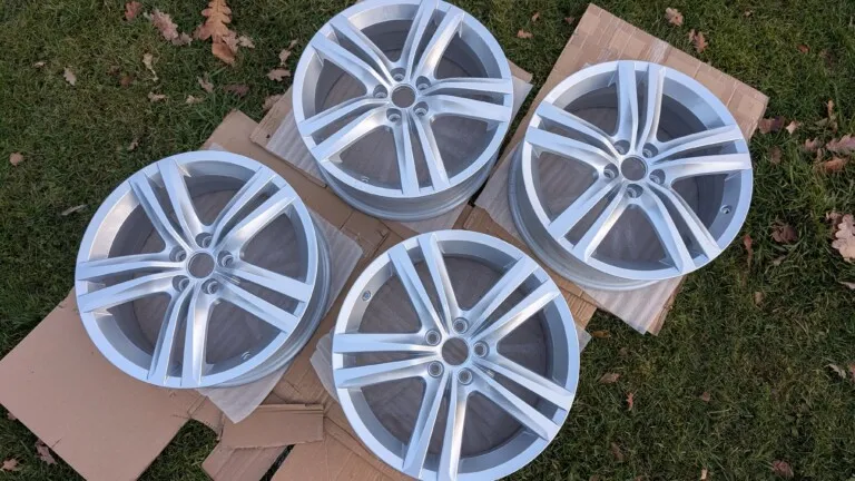 Silver 17″ Barcino wheels from Cupra 6J