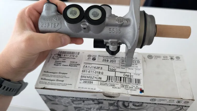 Tandem brake master cylinder 23.81 – newer version