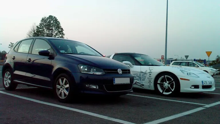 Polo 6R &#038; Chevrolet Corvette C6 Coupe