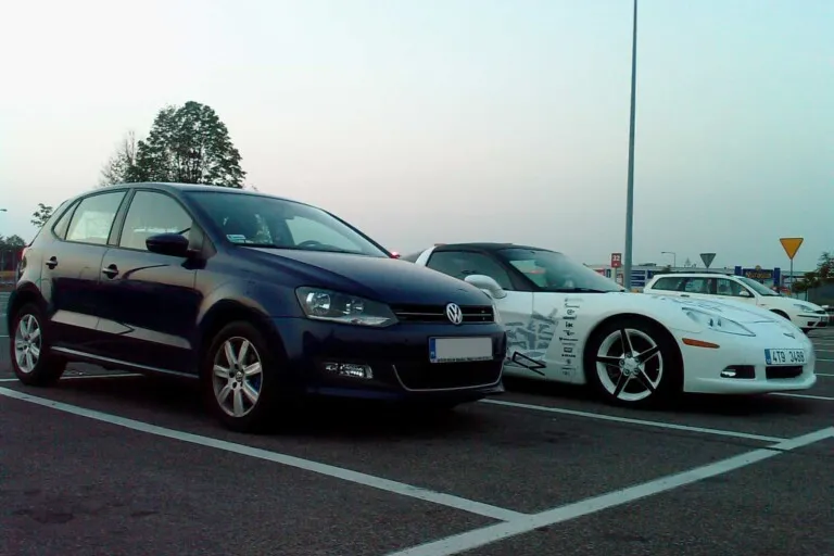 Polo 6R &#038; Chevrolet Corvette C6 Coupe