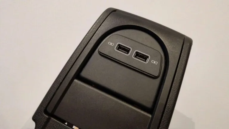 Polo AW 2019+ double USB 2.0 charging port in Polo 6R armrest — teaser 2 (testing, cutting and fitting)