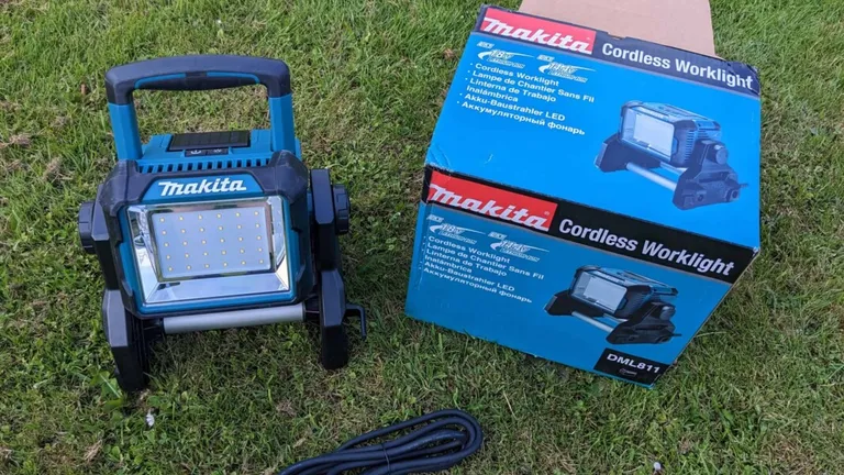 Portable garage light from Makita