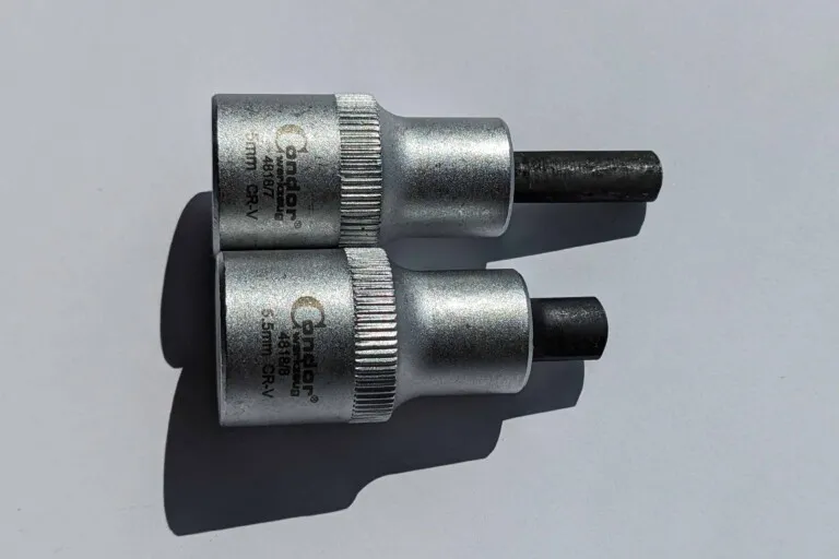 Spreader for wheel bearing housing