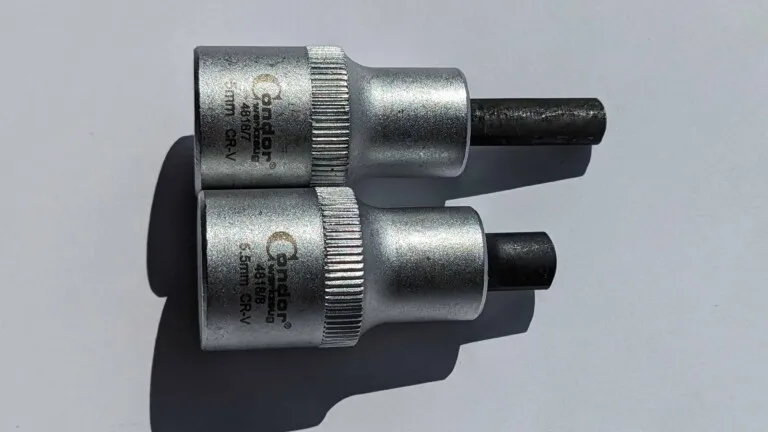 Spreader for wheel bearing housing