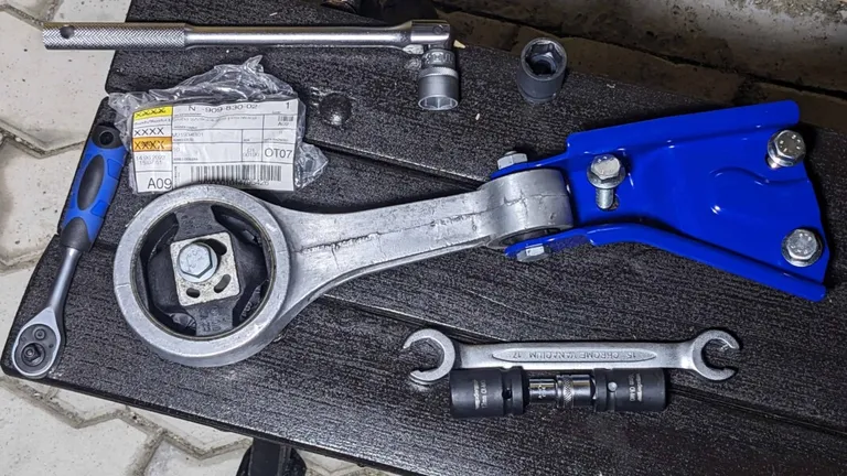 Gearbox lower mount painted blue + new bolts