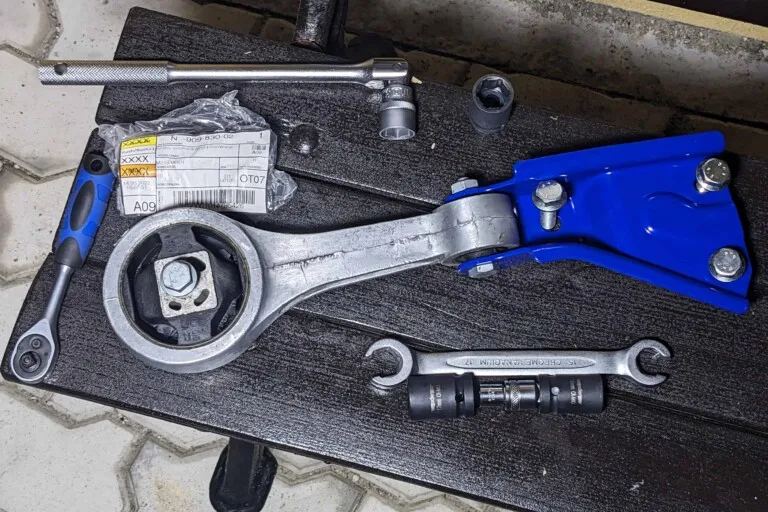 Gearbox lower mount painted blue + new bolts