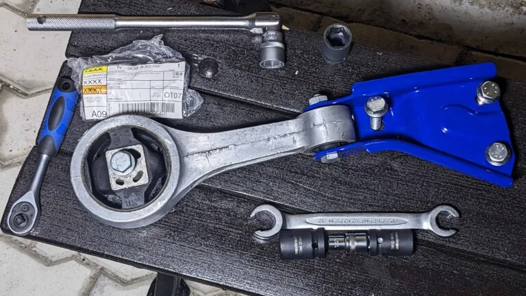 Gearbox lower mount painted blue + new bolts