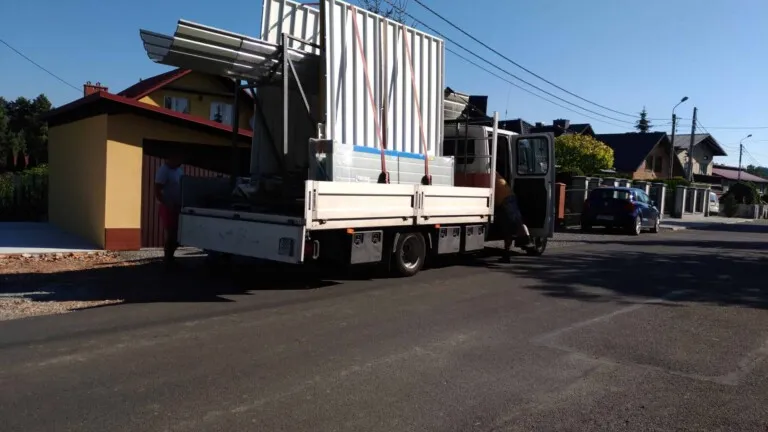 Erection of a metal garage