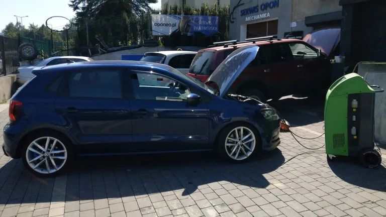 Refrigerant and refrigerant oil