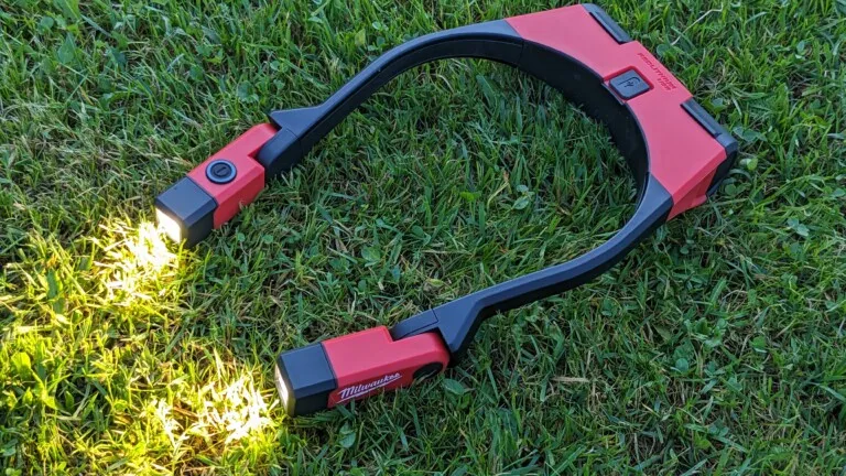 Milwaukee L4 NL400 – A neck light built for garage work
