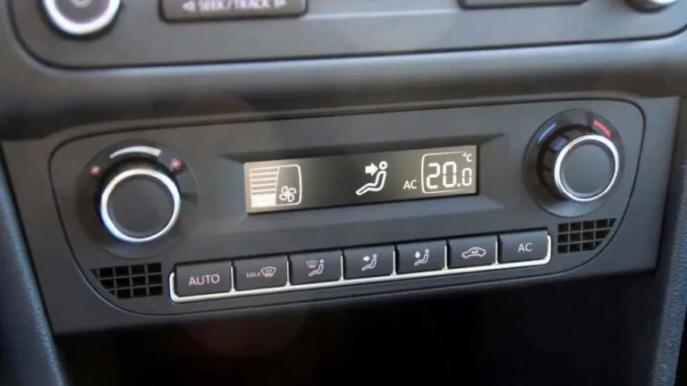 Function of operating and display unit for Climatronic air conditioning system -E87- with Climatronic control unit -J255-