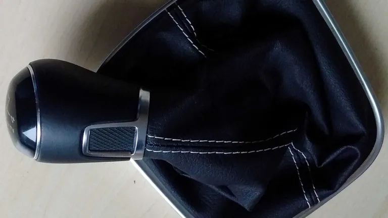 Demontaż gałki dźwigni zmiany biegów