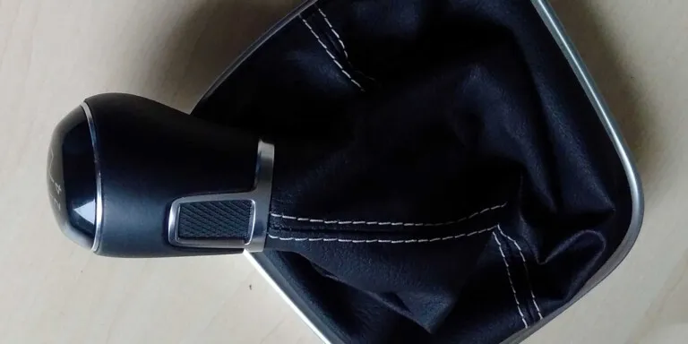 Demontaż gałki dźwigni zmiany biegów