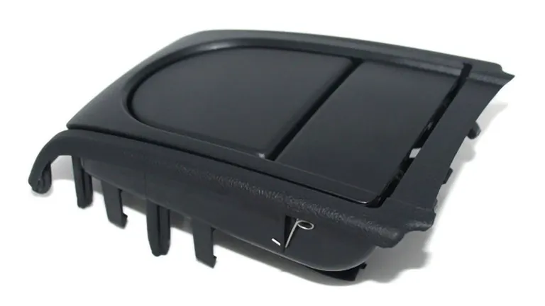 Demontaż tylnego uchwytu na napoje