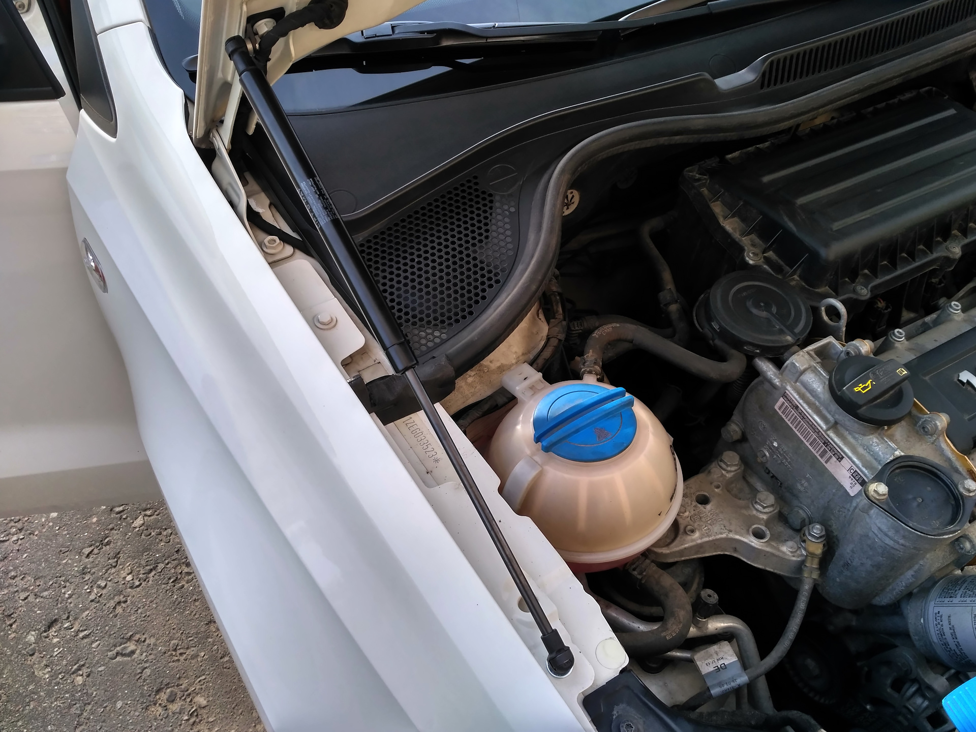 AutoUPOR UVWPOL012 Polo 6R left gas strut