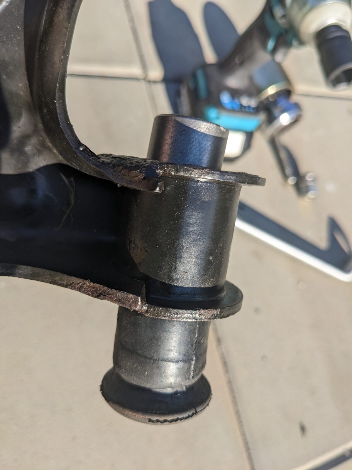 Demontaż starej tulei wahacza 357407182