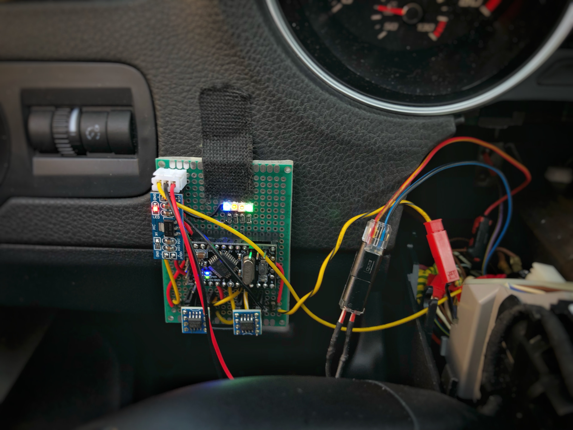 The emulator's LEDs light up when the CCS buttons on the steering wheel are pressed