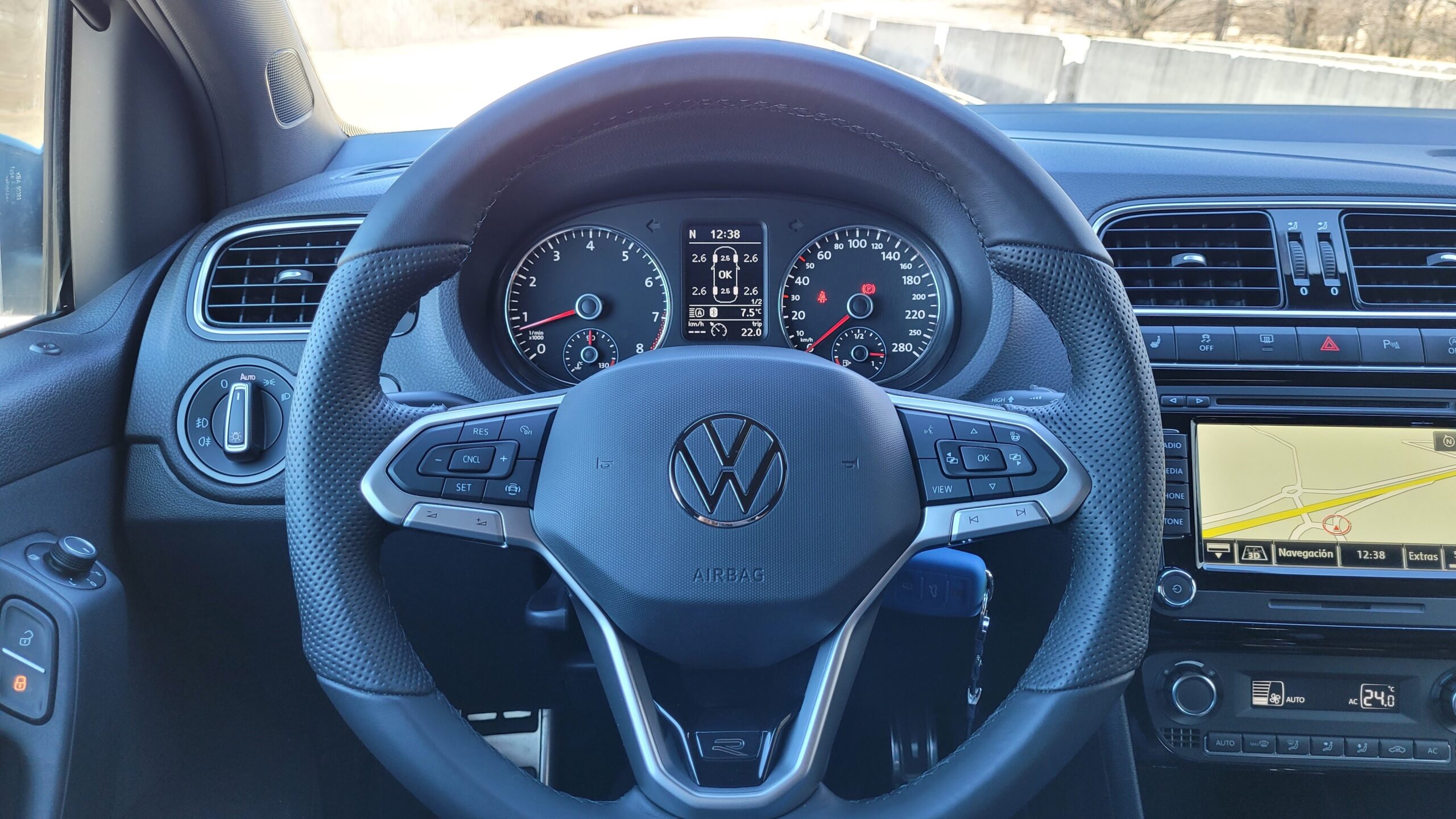 A Golf VIII touch steering wheel fitted in a Polo 6R (PQ25) with the CCS emulator